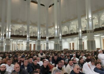 الجزائريون يؤدون أول صلاة جمعة بجامع الجزائر