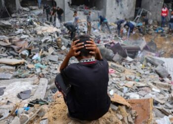 شهداء إثر قصف الإحتلال الصهيوني مستودعا مساعدات ومركبة في غزة