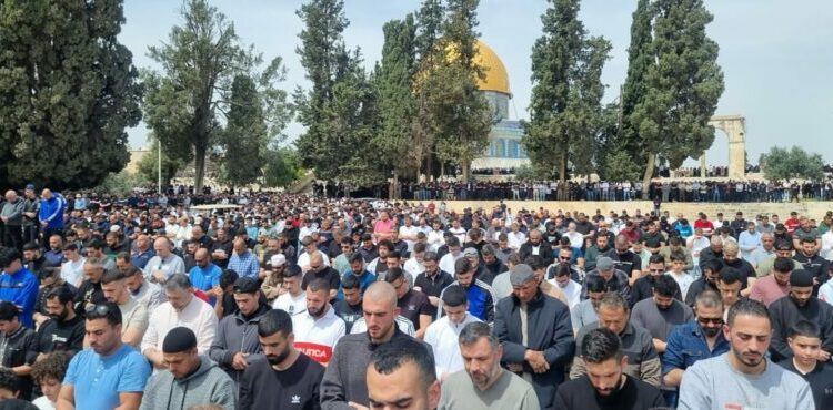 125 ألف فلسطيني يصلون الجمعة في المسجد الأقصى