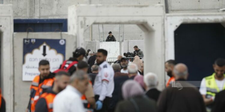 الاحتلال الصهيوني يمنع المصلين من الوصول إلى المسجد الأقصى