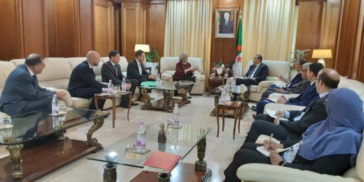 تباحث سبل شراكة واستثمار مع “هاربور إنرجي” البريطانية