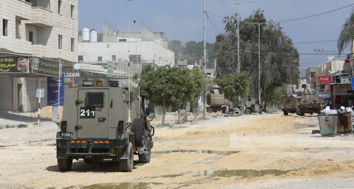 قوات الاحتلال الصهيوني تعتقل 30 فلسطينيا في الضفة الغربية المحتلة