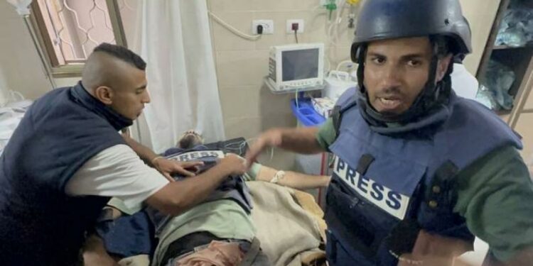 الاحتلال الصهيوني يواصل اسستهداف الصحفيين الفلسطينيين