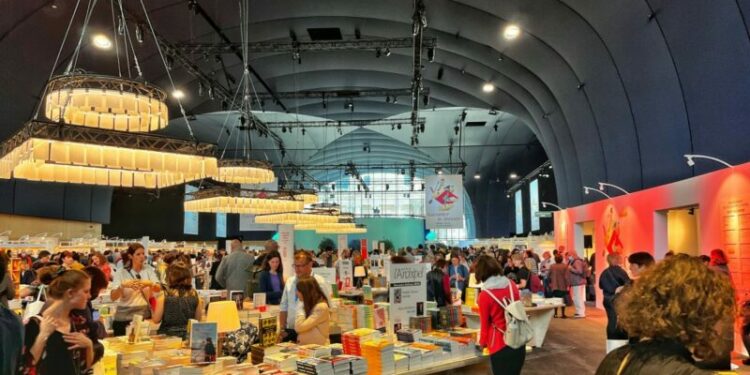 مهرجان باريس للكتاب يحتفي بالكتاب والقراء الشباب