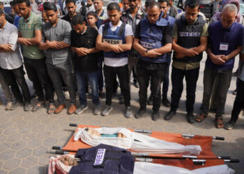 استشهاد الصحفي الفلسطيني أبو طيور ونجله بغزة