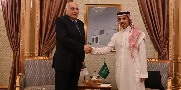 عطاف يجري محادثات ثنائية مع نظيره السعودي