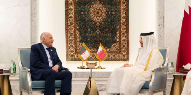 عطاف يُستقبل من قبل رئيس مجلس الوزراء وزير خارجية قطر