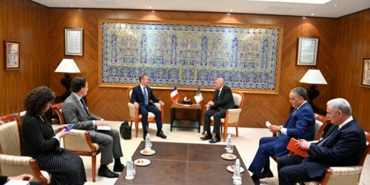 عطاف يستقبل مبعوث الرئيس الفرنسي إلى ليبيا