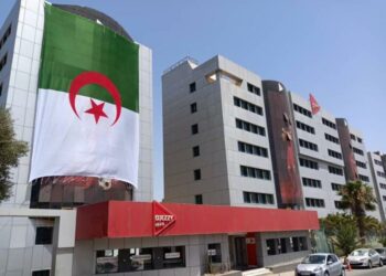 “أنابيب” تسلم “جازي” أول برج اتصالات محلي الصنع