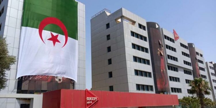 “أنابيب” تسلم “جازي” أول برج اتصالات محلي الصنع