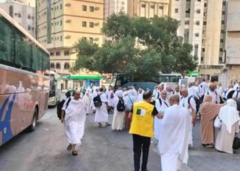 الحجاج يشرعون في صعود عرفة تحسبا لآداء الركن الأعظم