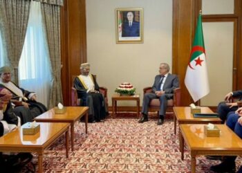 الوزير الأول يستقبل وزير خارجية سلطنة عمان