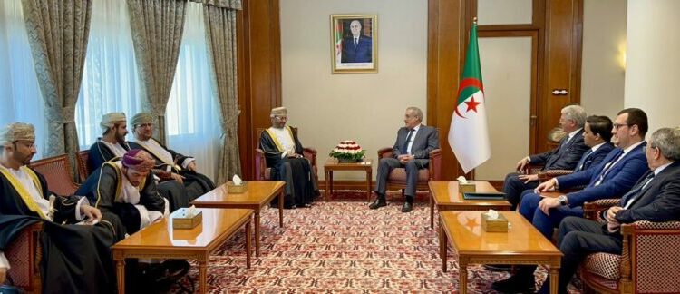 الوزير الأول يستقبل وزير خارجية سلطنة عمان