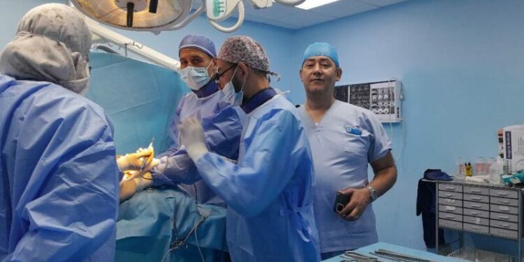 أول عملية جراحية حول الانزلاق الغضروفي في سكيكدة