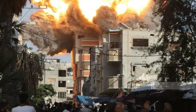 قصف 4 أبراج سكنية في مخيم البريج وسط غزة