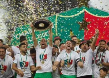 مولودية الجزائر يتسلم درع البطولة