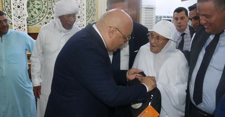 وفد من مجاهدين وأرامل شهداء يتوجه إلى البقاع المقدسة