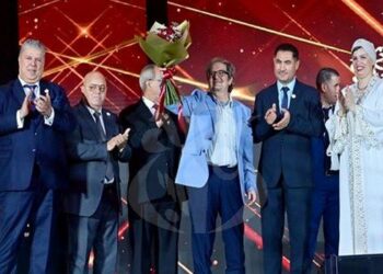 “مدار القابضة” يمنح جائزة “أفانين الجزائر” للفنان سيد أحمد أقومي