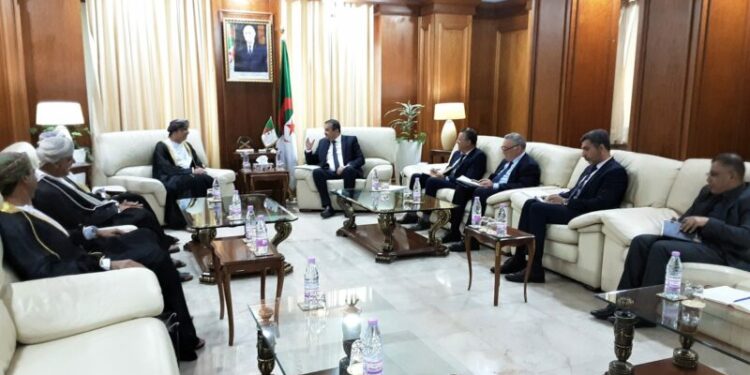 عرقاب يستقبل رئيس “أبراج لخدمات الطاقة” ورجال أعمال عمانيين