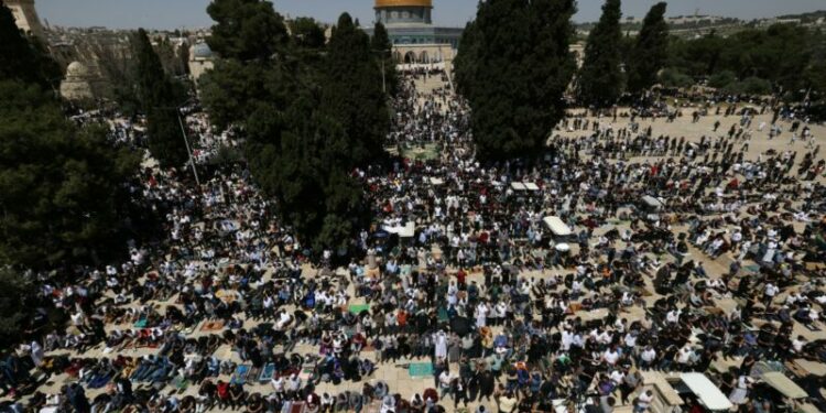 30 ألف فلسطيني يصلون الجمعة في المسجد الأقصى