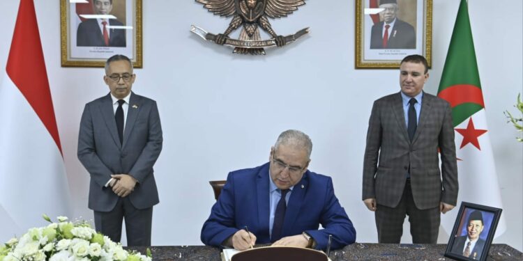 مقرمان يُوقع على سجل التعازي بسفارة إندونيسيا