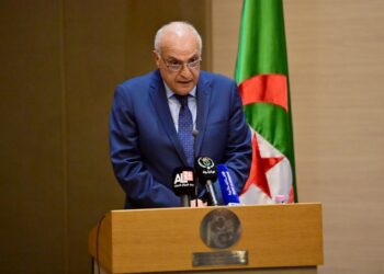 عطاف يوقع سجل التعازي بالسفارة الروسية