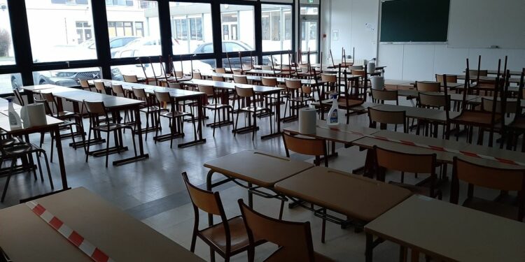 حضورُ طلبة الجامعة حصصُ الأعمال الموجّهة إجباري