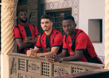 إدارة اتحاد الجزائر تعرض قميص الموسم الجديد