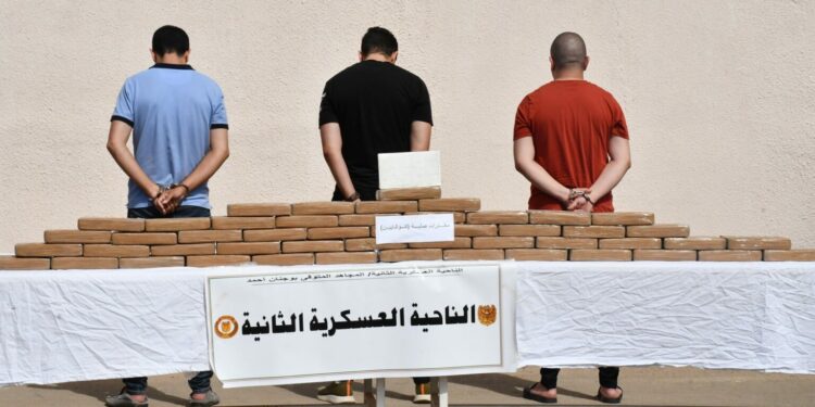 إحباط محاولات إدخال 10 قناطير من الكيف عبر الحدود مع المغرب