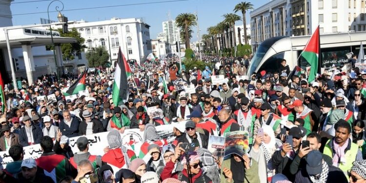 مسيرة حاشدة بطنجة رفضا لاستمرار المخزن في التطبيع مع الكيان الصهيوني