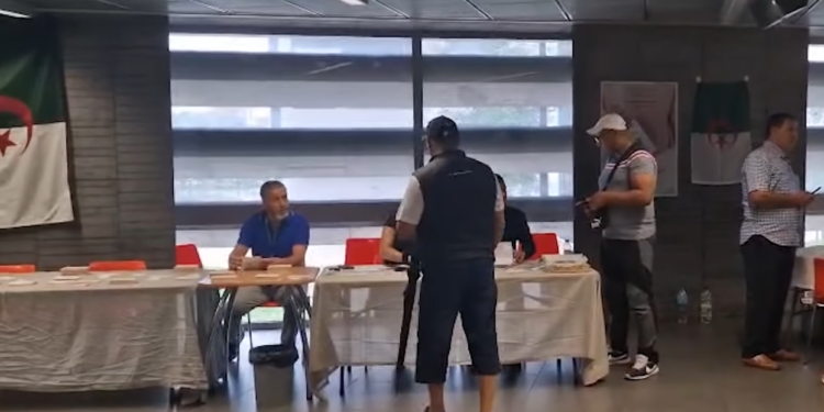 الجالية الوطنية تواصل آداء واجبها الانتخابي