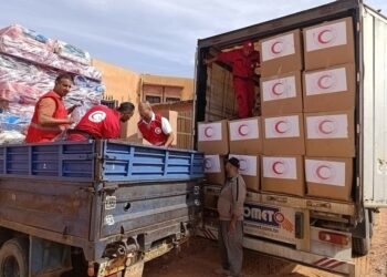 توزيع مساعدات على عائلات متضررة من الفيضانات بعين الصفراء