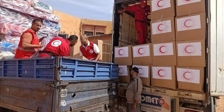 توزيع مساعدات على عائلات متضررة من الفيضانات بعين الصفراء