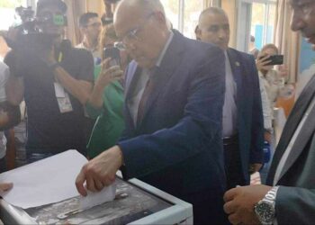 وزير الخارجية يؤدي واجبه الانتخابي