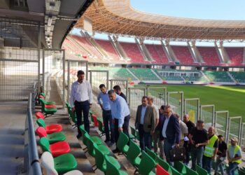 وزير السكن يتفقد ملعب الدويرة