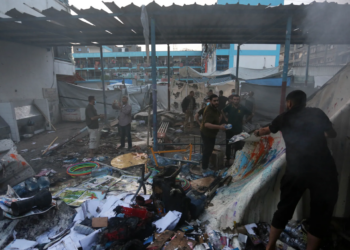 استشهاد 12 فلسطينيا في قصف صهيوني لمدرسة وتجمع نازحين في غزة