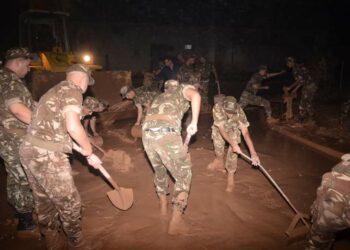 بالصور.. تدخل أفراد الجيش بالمناطق المتضررة من الفيضانات ببشار