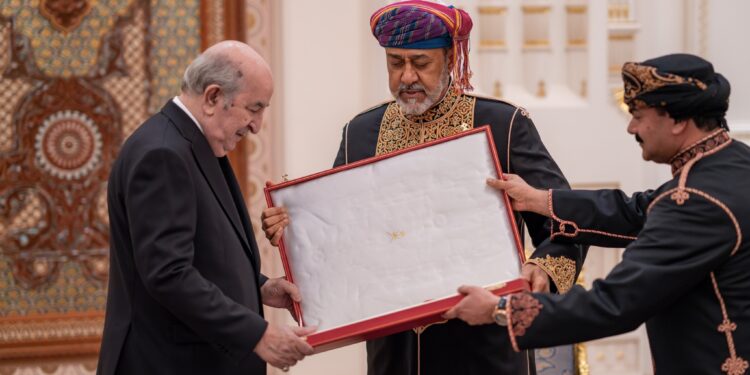 سلطان عمان يوشح رئيس الجمهورية وسام آل سعيد