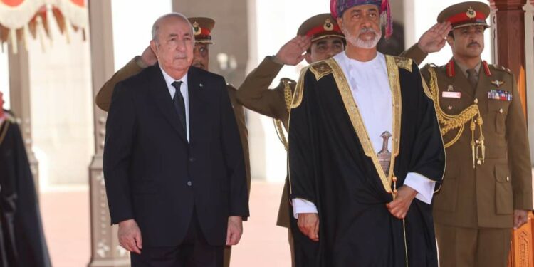رئيس الجمهورية يخص باستقبال رسمي من قبل سلطان عمان