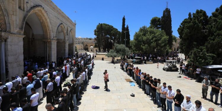 40 ألف فلسطيني يصلون الجمعة في المسجد الأقصى
