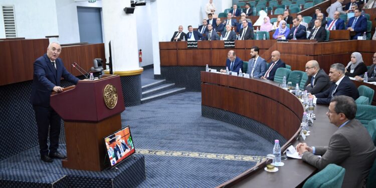 فايد: يجري التفكير في صياغة تصور جديد لتحسين سعر صرف الدينار