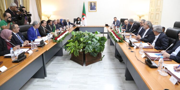 رئيس لجنة الشؤون الخارجية بمجلس الأمة يستقبل وفدا إيرانيا