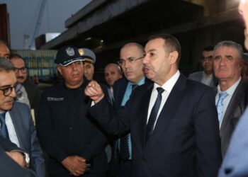 وزير النقل يقوم بزيارة فجائية لميناء الجزائر