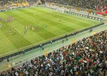 تحية اللاعبين للأنصار بعد نهاية مباراة الجزائر ليبيريا