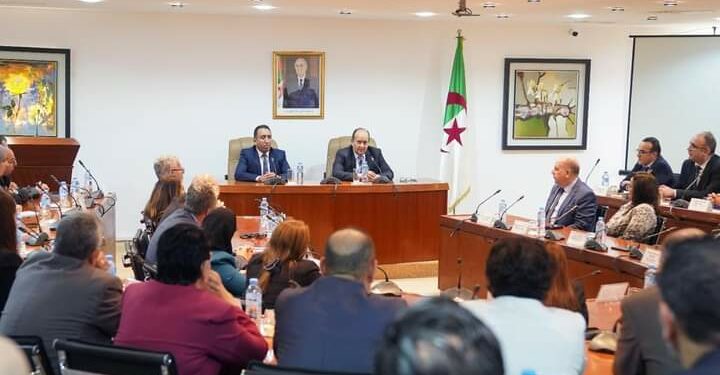 وزير الصناعة يشدد على مواصلة جهود النهوض بالقطاع