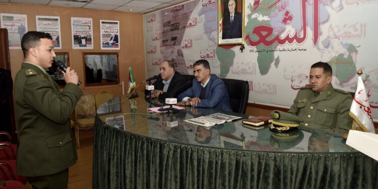 وفد من المدرسة العليا العسكرية للإعلام والاتصال يزور “الشعب”