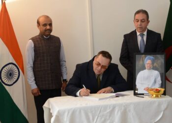 وزير الاتصال يوقع سجل تعازي وفاة الوزير الأول الهندي السابق