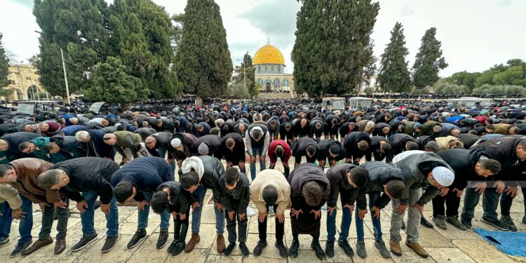 آلاف الفلسطينيين يصلون الجمعة في المسجد الأقصى