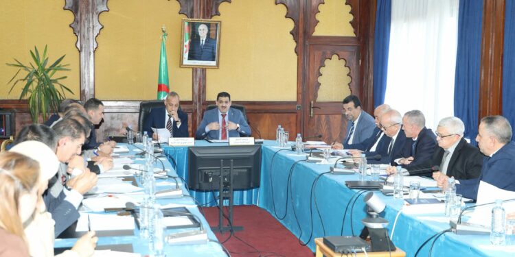 بحث وضع استراتيجية لمعالجة اشكالات التزويد بالمياه الصالحة للشرب بالبويرة