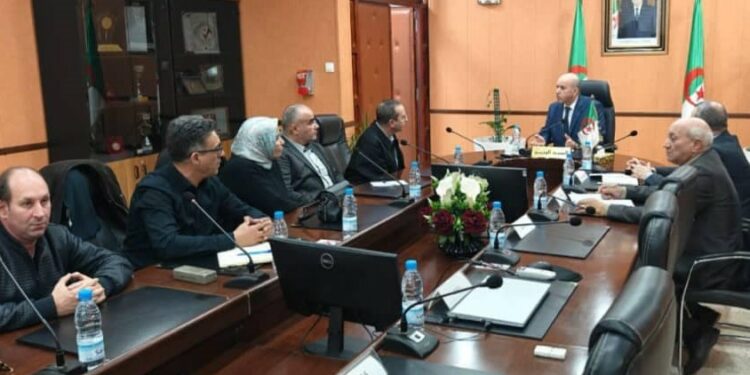 وزير الصحة يلتقي أعضاء نقابة الأطباء الأخصائيين في الصحة العمومية